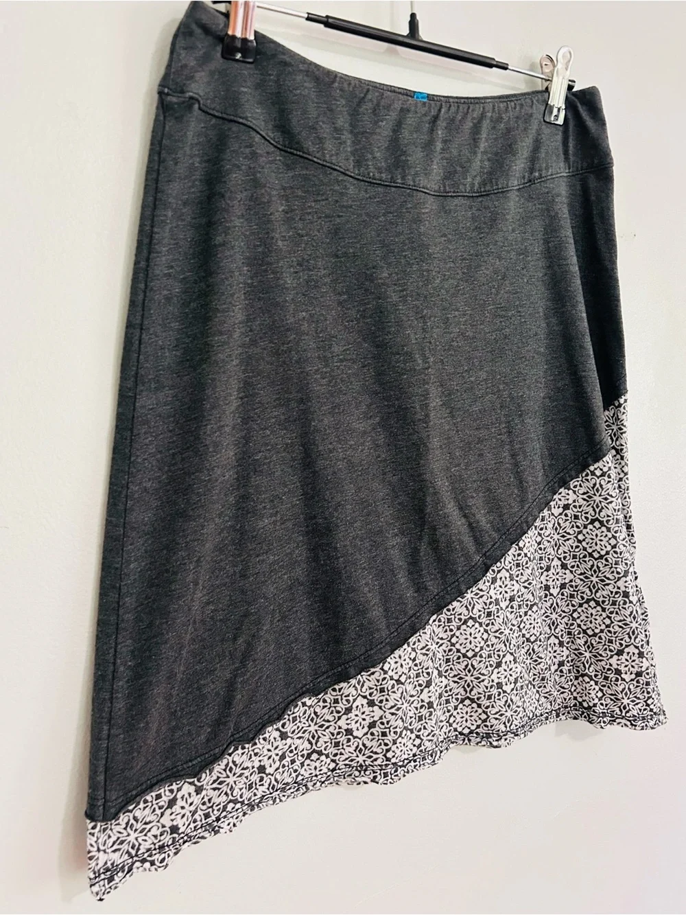 KÜHL Women’s Asymmetrical Skirt Gray Printed Hem XS USA Made Travel Athleisure